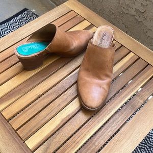Madewell Mules size 7. One sole lifted on left shoe.